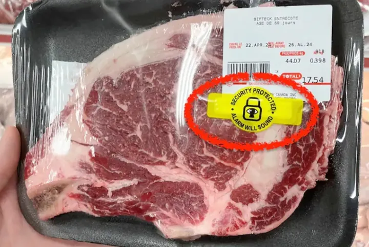 استفاده از برچسب ضد سرقت روی بسته‌های گوشت در فروشگاه‌ها